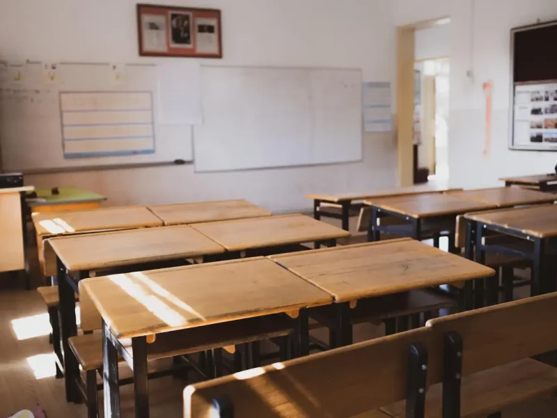 aula y bancos con pizarron aula y bancos con pizarron para realizar limpieza de escuelas en córdoba